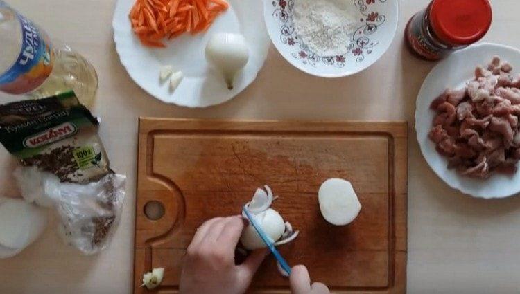 We cut onions into quarter rings.