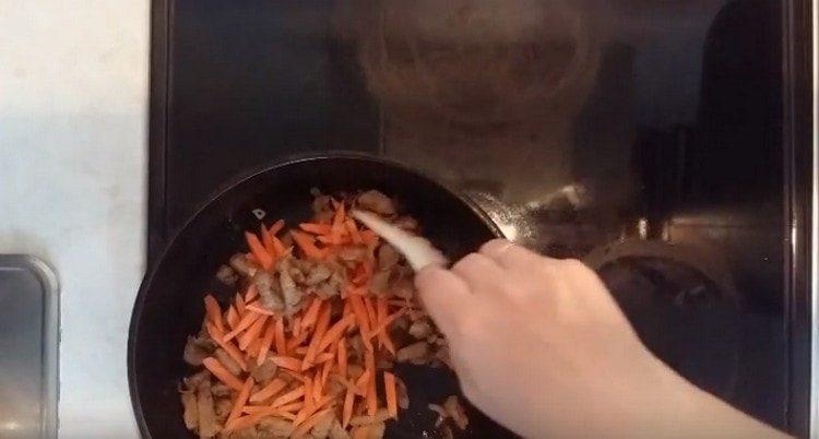 Agregue las zanahorias a la sartén.