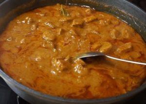 Cooking thick beef goulash with gravy: a classic recipe with step by step photos.