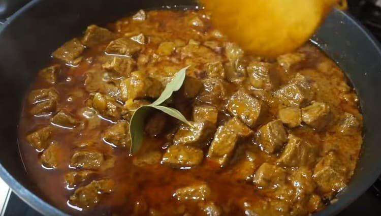 Add bay leaves to the goulash.