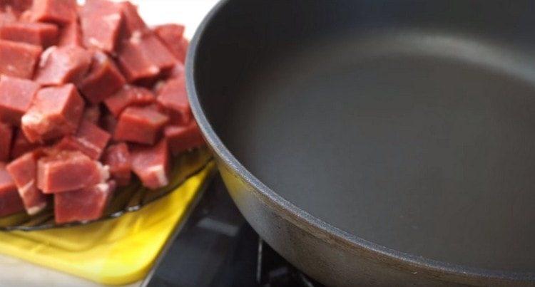 corta la carne en rodajas, calienta la sartén.