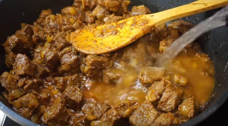 Ajouter de l'eau bouillante dans la casserole.