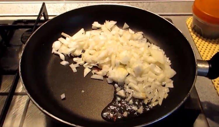 Fry the onion in a pan.