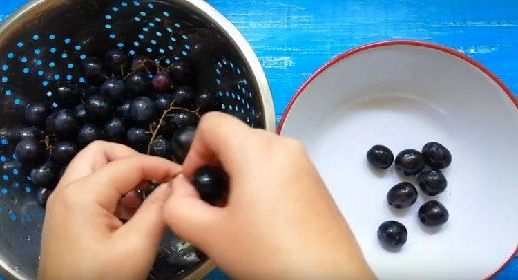 Nous lavons les raisins et séparons les baies des grappes.