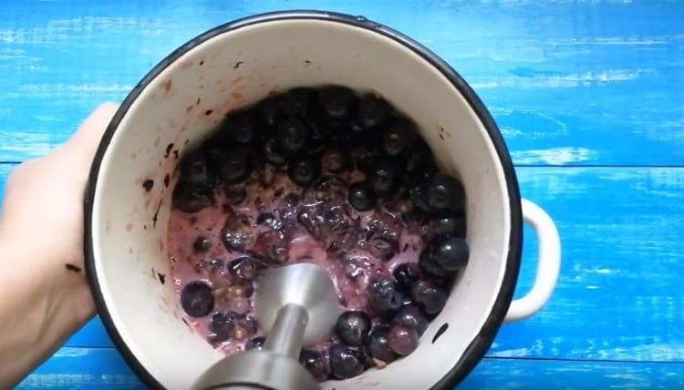 Nous interrompons légèrement les raisins avec un mélangeur.