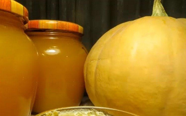 We roll pumpkin jam into sterilized jars.