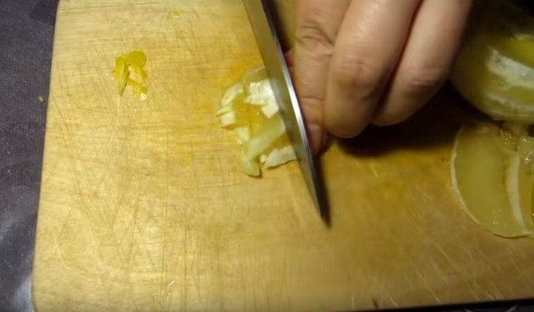Cortar la pulpa de un limón en un cubo pequeño.