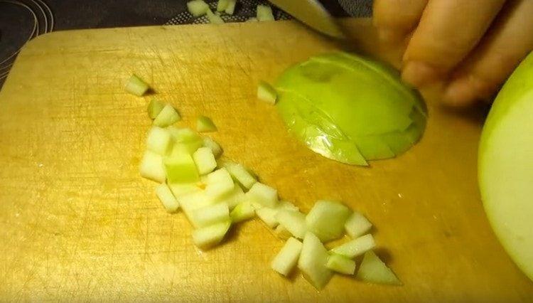 Couper la pomme en dés.
