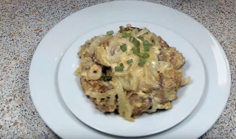 El hígado de pollo frito con cebolla en crema agria irá bien con cualquier guarnición.