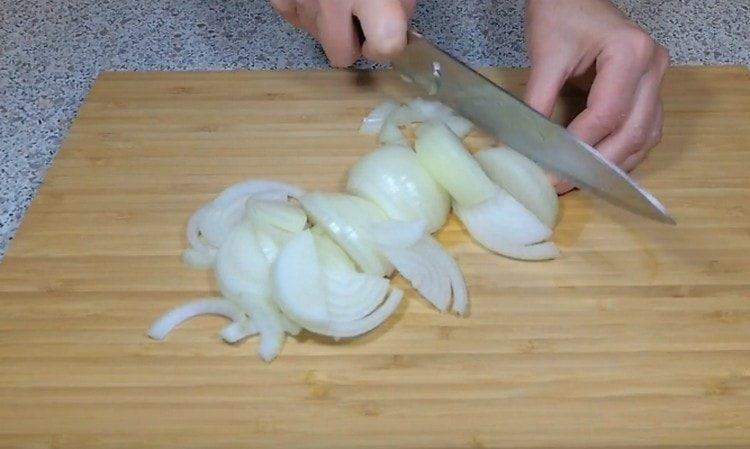 Onion cut into half rings.