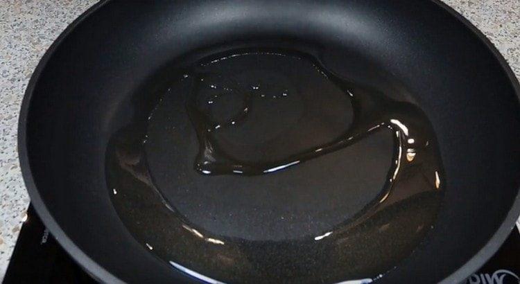 Heat the pan with vegetable oil.