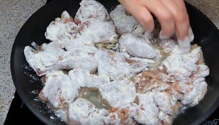 Bread the liver in flour and spread in a frying pan.