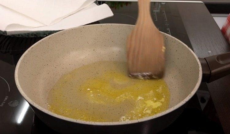 We heat the pan, pour the vegetable oil, add a piece of cream.