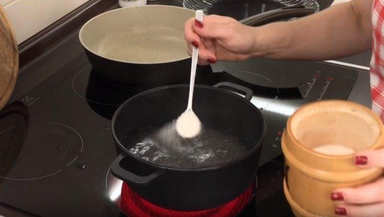 porter le boeuf à ébullition dans une casserole, salez-le.