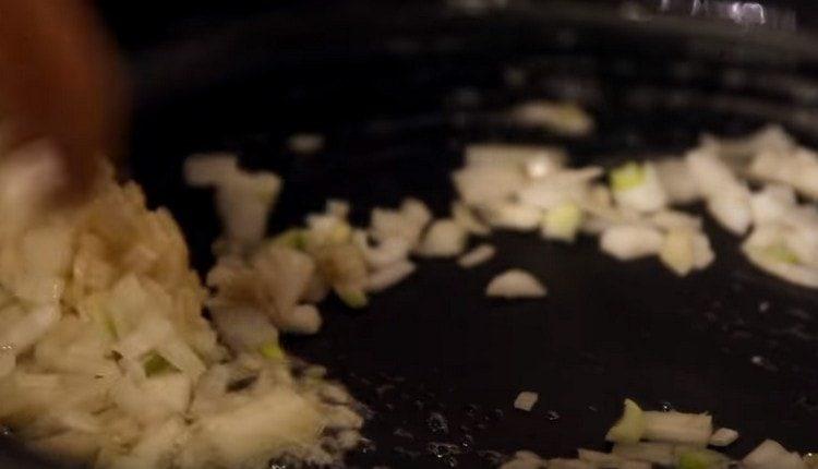 Faire frire les oignons dans une poêle.