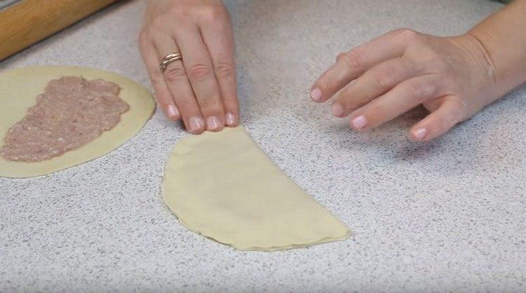 It remains only to form pasties and fry them in vegetable oil.