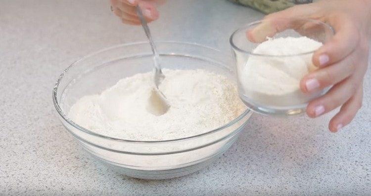 Tamisez la farine, versez une petite partie séparément.