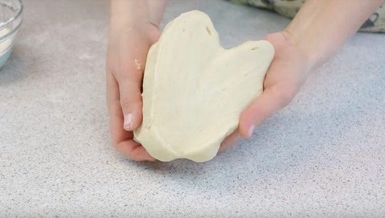 La pâte à choux est prête pour les pâtés.