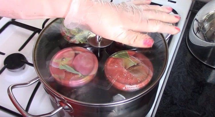 couvrir la casserole avec un couvercle et stériliser les pots.