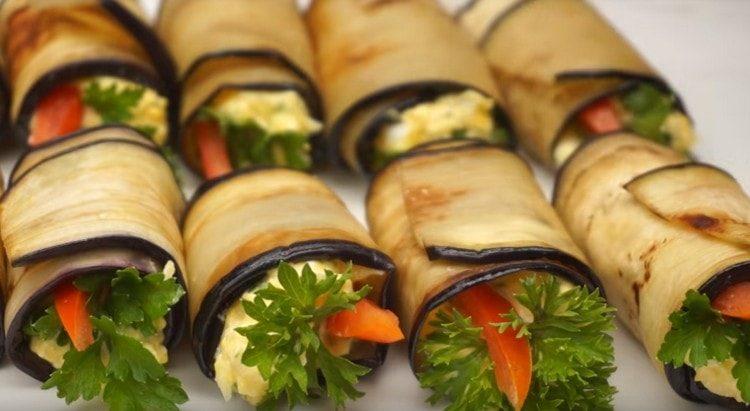 Voici un amuse-gueule aubergine magnifique et appétissant sur la table de fête que nous avons eue.