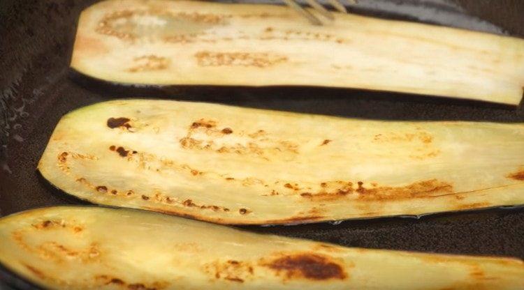 Fry eggplant plate in a pan.