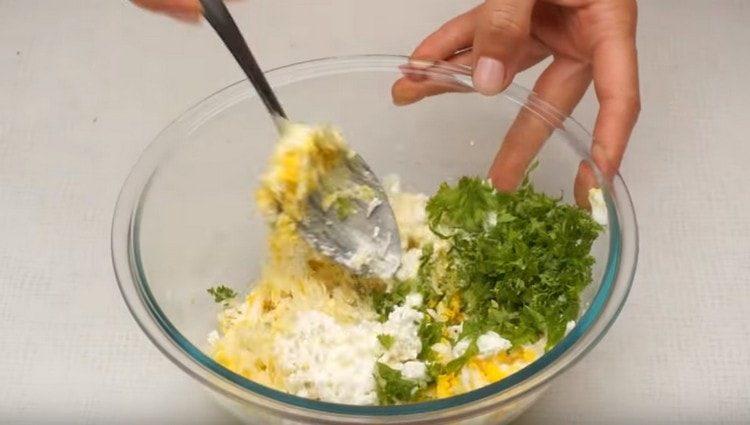 Saler, poivrer la garniture et la mélanger avec de la mayonnaise.