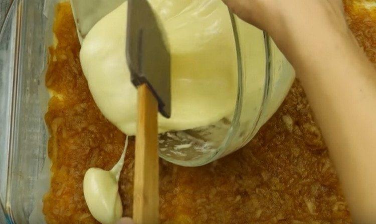 Nous répartissons la garniture aux pommes sur la base préalablement cuite et versons le reste de la pâte.