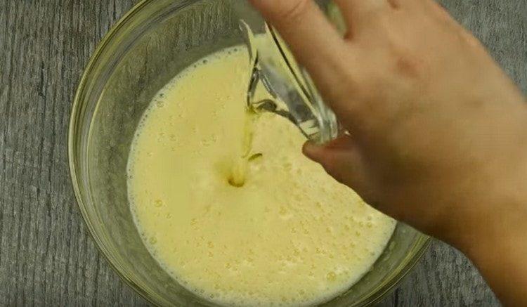 U masu jaja dodajte biljno ulje.