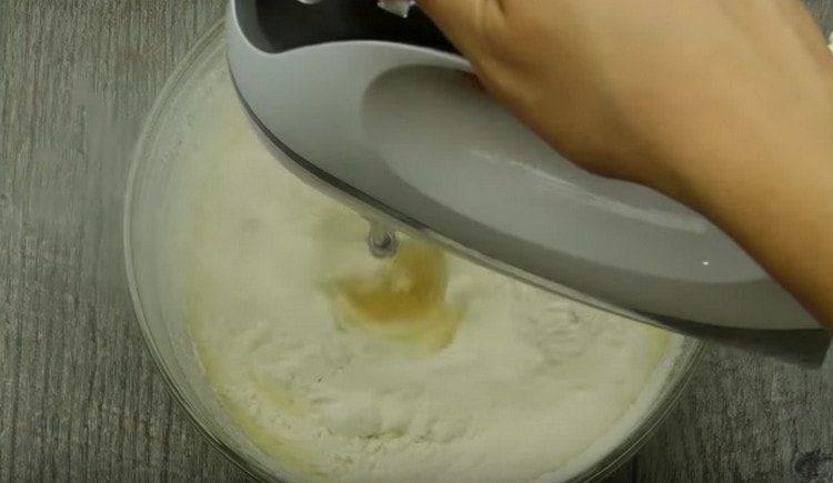 Ajouter la farine, la levure et battre la pâte.