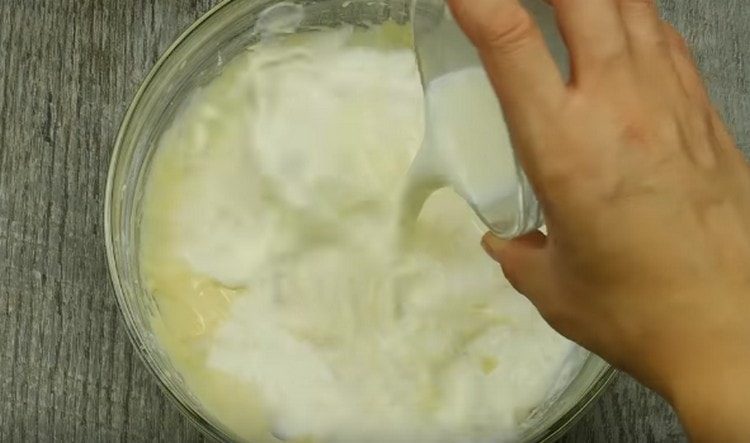 Ajouter du lait à la pâte.