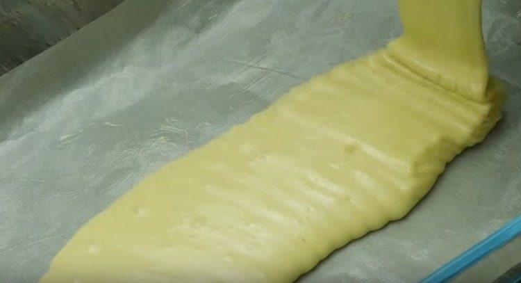 Versez la moitié de la pâte dans le moule et mettez au four.
