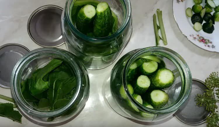 Cut the tails of the cucumbers and vertically lay them in jars.