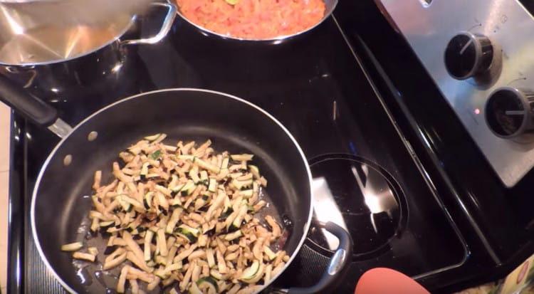 Séparément, nous chauffons la poêle et mettons des courgettes et des aubergines dessus.