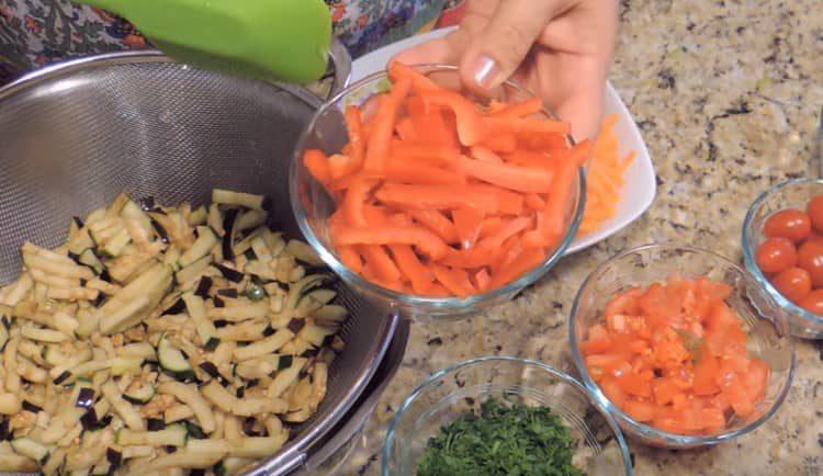 Cut the sweet pepper into strips.