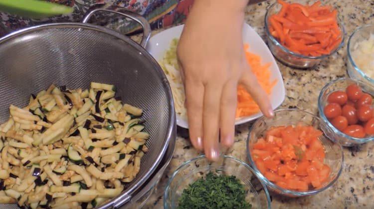 Cortar finamente las verduras.