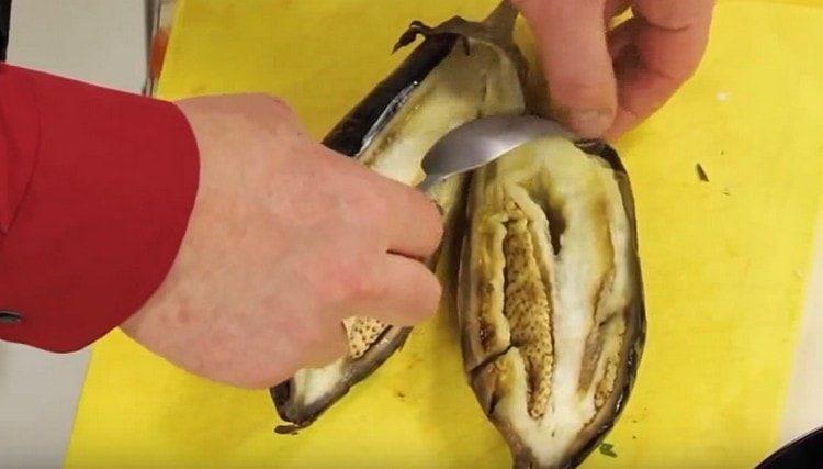 From the baked eggplant with a spoon, select the pulp.