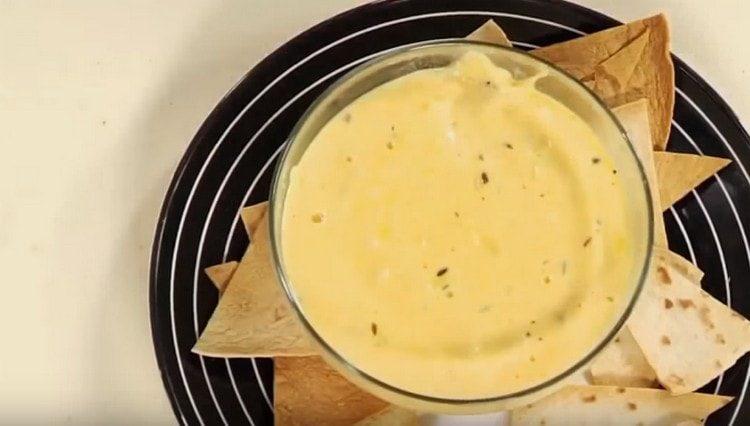 Such caviar from baked eggplant goes well with bread, pita bread, chips.