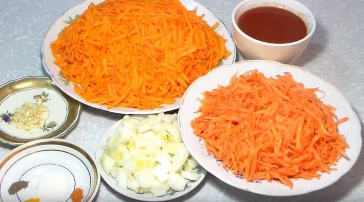 Râpez la citrouille et les carottes.