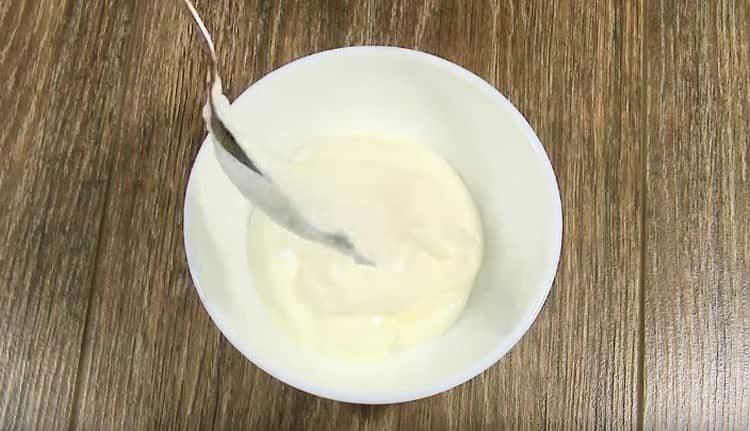 Para hacer la salsa necesitarás crema agria.