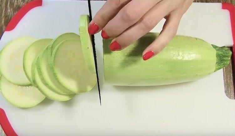 Cut the zucchini into circles.