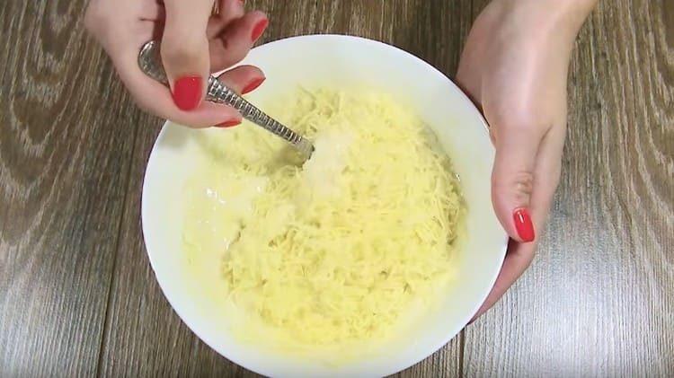 Tilsæt revet ost i blandingen og bland.