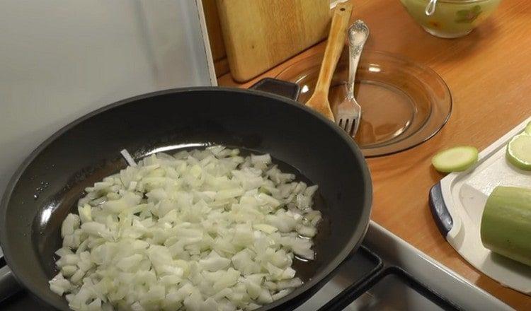 Grind the onions and spread them in a frying pan.