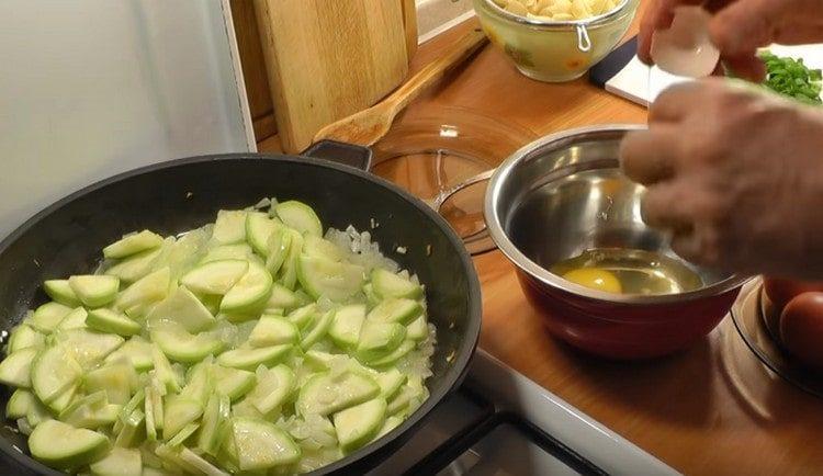 Battez plusieurs oeufs séparément.