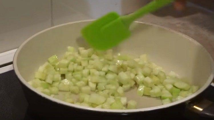 Frire dans une casserole de courgettes.