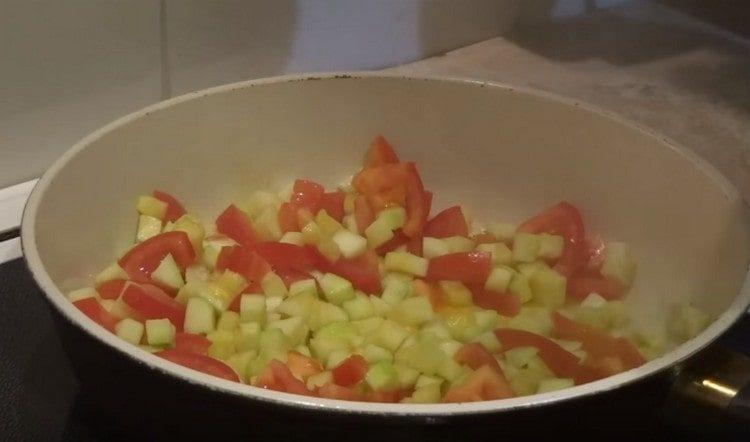 Agregue los tomates al calabacín.