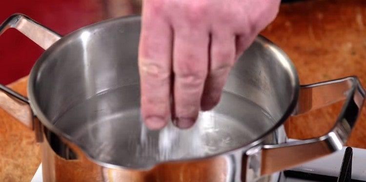 Dans une casserole, porter l'eau à ébullition, ajouter beaucoup de sel.