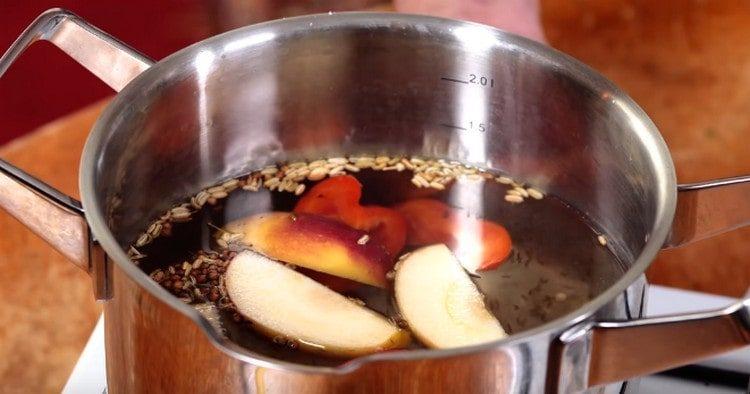 mettre quelques tranches de piment doux, une gousse de piment rouge dans une casserole.