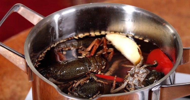 When the water boils again, put the crayfish into it.