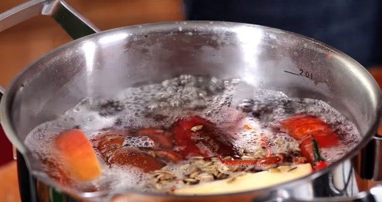Después de hervir nuevamente, cocine los cangrejos por un máximo de 15 minutos.