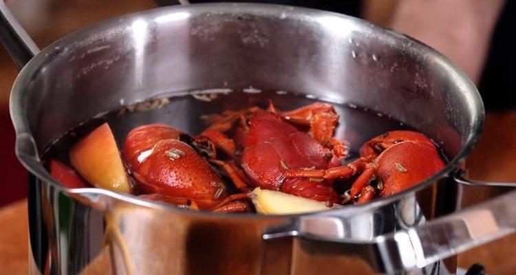 Después de cocinar, el cangrejo de río idealmente debe infundirse en agua aromática.